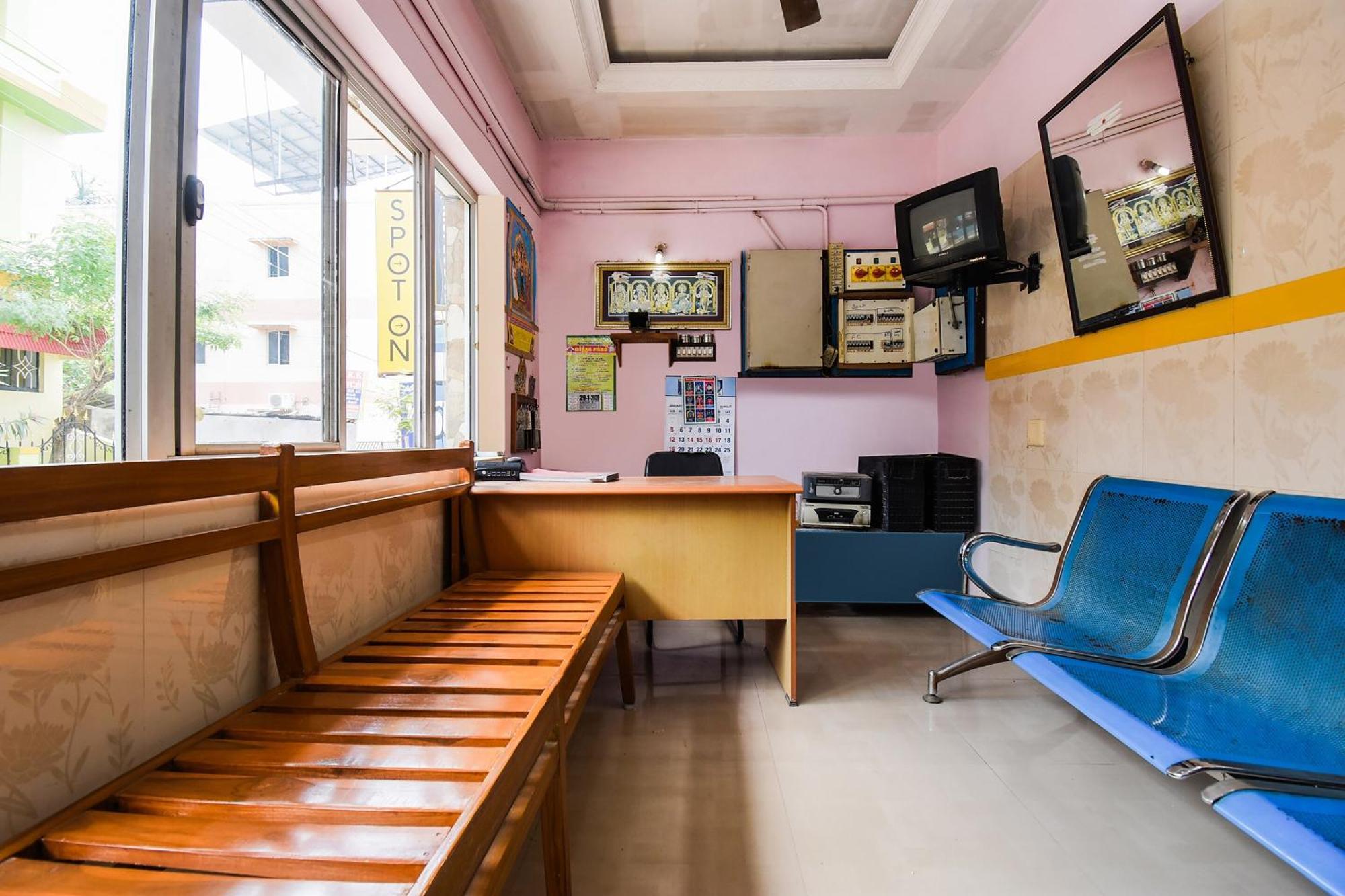 Hotel O K.S.Lodge Tribhuvanam Esterno foto